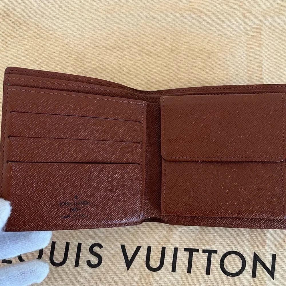 Louis Vuitton Men Marco Bifold Wallet EUC